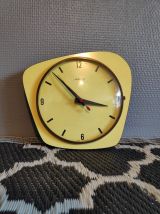 pendule vintage formica jaune Vedette avec cadran en verre
