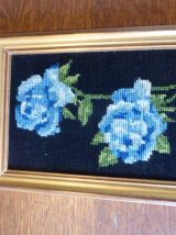 Lot de deux canevas, roses bleues et bouquet de fleurs