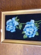 Lot de deux canevas, roses bleues et bouquet de fleurs