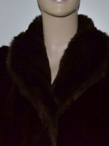 Manteau imitation fourrure marron avec grand col T.40