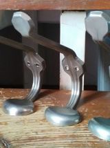 Trio de doubles patères anciennes en métal (école)