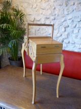Boite a couture en bois clair, pieds galbés vintage 1960