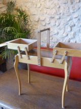 Boite a couture en bois clair, pieds galbés vintage 1960