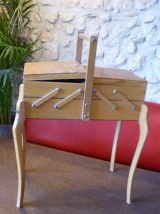 Boite a couture en bois clair, pieds galbés vintage 1960