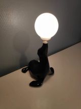 lampe otarie en céramique noire et globe opaline blanche