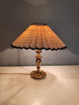 lampe avec pied en métal doré et abat-jour cartonné beige 