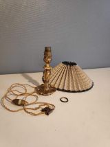 lampe avec pied en métal doré et abat-jour cartonné beige 