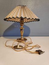 lampe avec pied en métal doré et abat-jour cartonné beige 