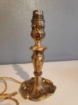 lampe avec pied en métal doré et abat-jour cartonné beige 