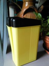 Lot de 2 boites Suchard en plastique jaune