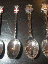 17 petites cuillères de collection 