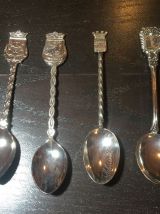 17 petites cuillères de collection 