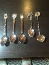 17 petites cuillères de collection 