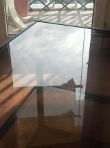 Meuble TV en verre sur roulettes