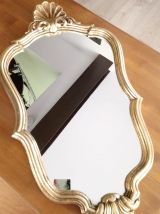 Miroir rocaille doré à la feuille d'or. 