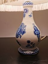 Lampe en porcelaine de GIEN abat-jour à galon et franges 