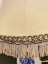 Lampe en porcelaine de GIEN abat-jour à galon et franges 