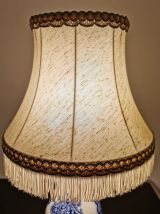 Lampe en porcelaine de GIEN abat-jour à galon et franges 