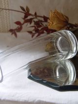 Petit vase ancien en verre moulé