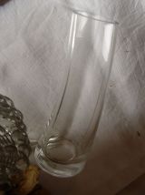 Petit vase ancien en verre moulé