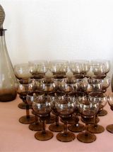 Service 24 verres et 2 carafes marron fumé vintage