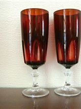 12 flûtes à champagne rouge rubis