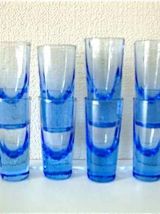 Suite de 8 petits verres bleu myosotis