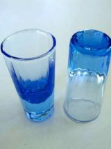 Suite de 8 petits verres bleu myosotis