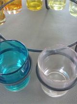 12 verres colorés sur présentoir
