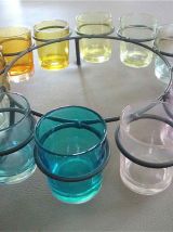 12 verres colorés sur présentoir