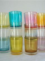 12 verres colorés sur présentoir