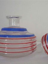 Carafe aux cercles rouges et bleus