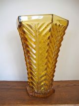 Vase ambre en verre moulé 