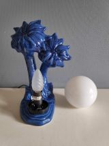 lampe palmiers en céramique bleue et globe opaline blanche