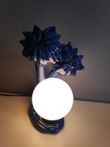 lampe palmiers en céramique bleue et globe opaline blanche