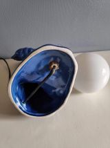 lampe palmiers en céramique bleue et globe opaline blanche