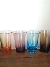 Plateau et six verres colorés