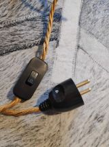 lampes anciennes en bronze et opalines blanches,