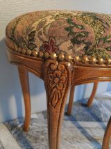 tabourets ronds style Louis XV dessus tissu imprimé 