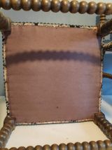 chaises d'angle anciennes en bois tourné et assises en tissu