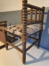 chaises d'angle anciennes en bois tourné et assises en tissu