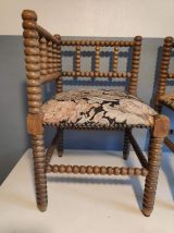 chaises d'angle anciennes en bois tourné et assises en tissu