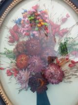 Cadre ovale bombe avec fleurs