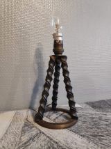 lampe tripode en métal torsadé