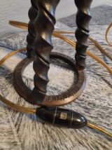 lampe tripode en métal torsadé