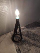 lampe tripode en métal torsadé