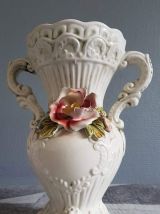 vases de barbottine blanche avec décor floral Capodimonte
