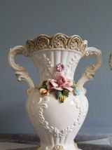 vases de barbottine blanche avec décor floral Capodimonte