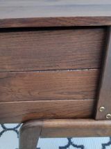 travailleuse vintage en bois foncé, empiètement forme compas