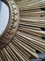 petit miroir soleil en résine dorée des années 50